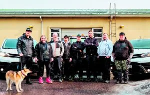 Kuvassa Linnavuoren Huollon henkilökunta maaliskuussa 2022 Vartioharjun tallin edessä. Toimitusjohtaja Mikko Lehtokari vasemmalla.