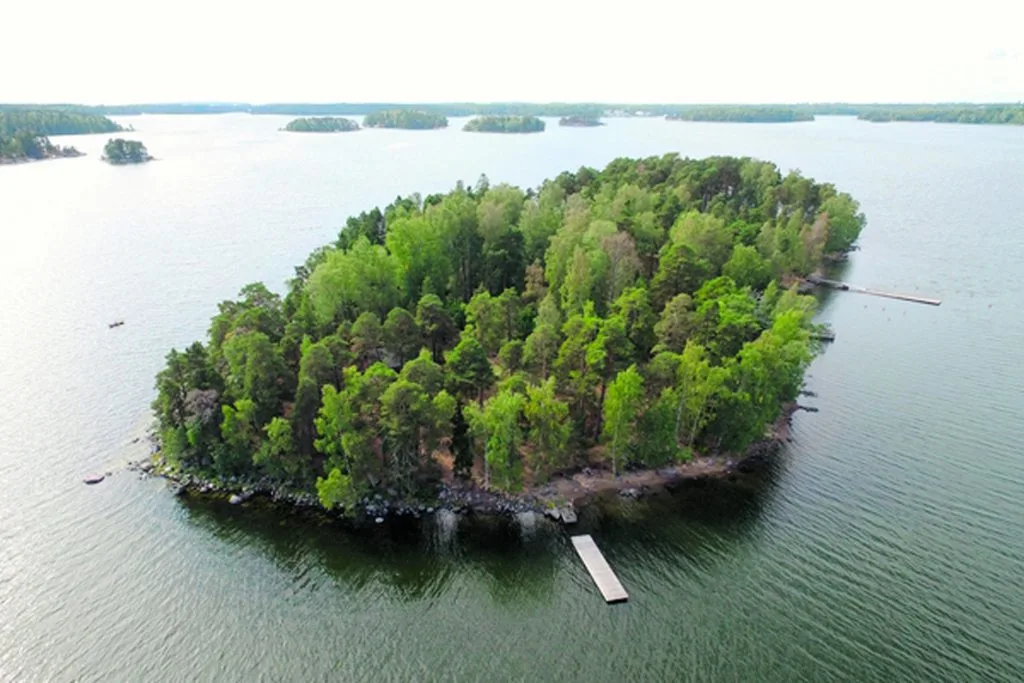 Yksi kilpailun suunnittelukohteista on Meri-Rastilan eteläpuolella Kallahden selällä sijaitseva Malkasaari. Kuva: 110th Street Productions / Helsingin kaupunki