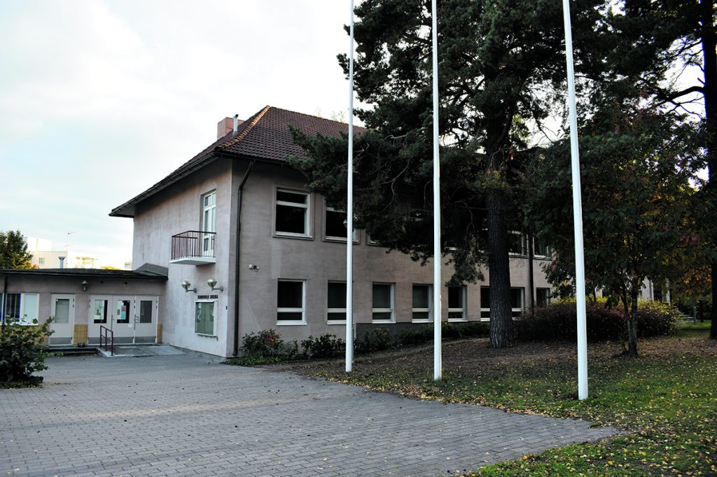 Saseka-talo sijaitsee Kallahdessa osoitteessa Kalkkihiekankuja 6.