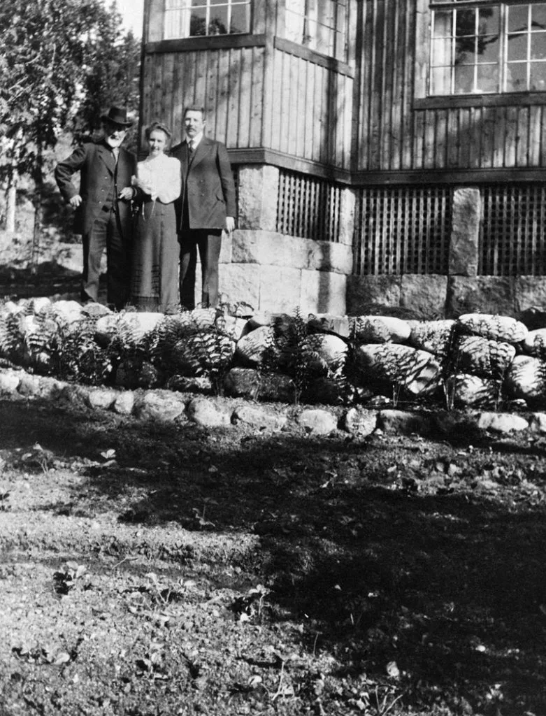 Oscar Schetelig (oik.) ja hänen vaimonsa (kesk.) vastavalmistuneen huvila Bergbackan pihalla Ramsinniementiellä 1913. Kuva: Helsingin kaupunginmuseo