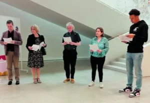 Kuvassa adressia vastaanottamaan tulleet valtuustoryhmien edustajat vasemmalta: Ville Jalovaara (sd.), Laura Korpinen (ps.), Tuomas Nevanlinna (vas.), Jenni Pajunen (kok.) ja Shawn Huff (vihr.) Mika Ebeling (kd.) puuttuu kuvasta. Kuva: Mari Martin