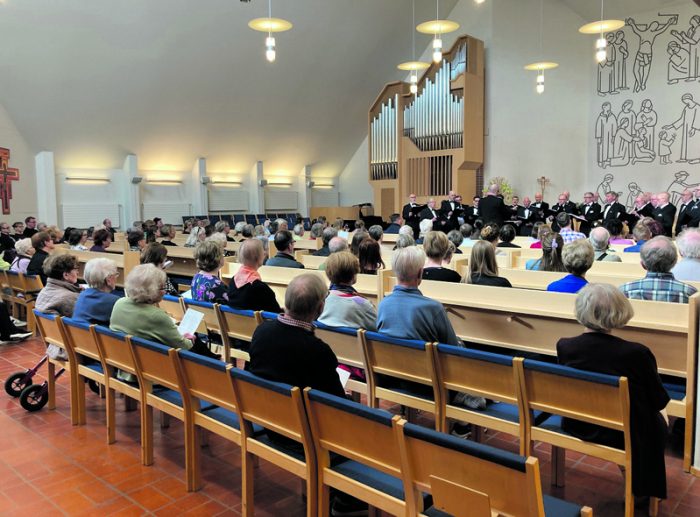 Vuosaaren kirkko täyttyi kuulijoista Lauluveljien konsertoidessa.
