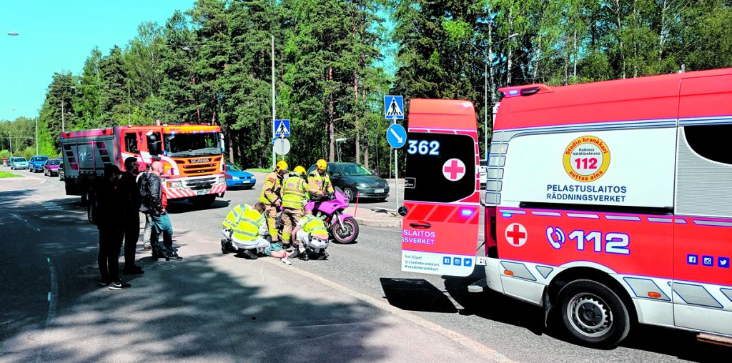 Onnettomuus tapahtui Kallvikintien ja Purjetien risteyksen kohdilla. Kuva: Eero Honkanen