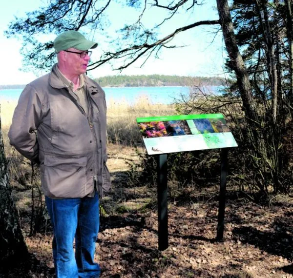 Vuosaarelainen biologi, luontokuvaaja ja tietokirjailija Antti Koli toimi avajaisretken oppaana. Herppipolku syntyi hänen ideastaan.