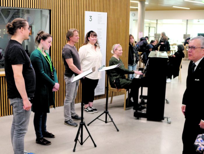 Vuosaaren lukion opettajien ryhmä esitti tilaisuuden lopuksi Finlandia-hymnin.