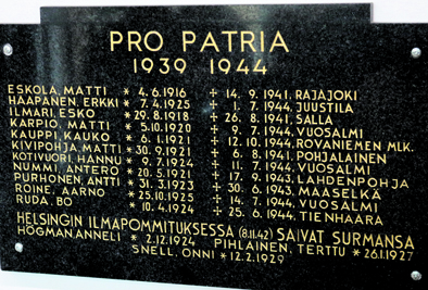 Vanha Pro Patria -taulu oli alunperin Tehtaanpuiston koulun seinässä Eirassa. Koulun muutettua Vuosaareen taulukin siirtyi tänne vuonna 1976. Taulu siirrettiin uuden lukiorakennuksen seinään 2021.