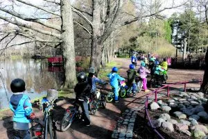 Päiväkoti Meritähden perinteeksi muodostunut Kangaslammen ympäriajo ajettiin perjantaina 28.4. jo viidennen kerran. Puiston alueelle oli kokoontunut iloinen karnevaalijoukko kannustamaan pyöräileviä esikoululaisia. Meritähdessä on 3 esikouluryhmää, joissa on noin 40 lasta, joista lähes kaikki olivat mukana vappukierroksella. Kuvat: Aku Honkanen