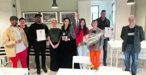 Kuvassa vasemmalta: Yasu Jukkola, Kirsi Tuomilinna, Lyouseyas Belayneh, Kaisa Kivelä, Mirella Åkerlund, Mariam Rana, Marjo Pilviö ja Ali Mahamed. Muut ovat nuoriso-ohjaajia, Kaisa Kivelä on yksikön päällikkö ja Mariam Rana vertaisohjaaja. Vuosaari-Säätiön Heikki Hurtta takana sinisessä solmiossa ja Pertti Tossavainen etuoikealla.