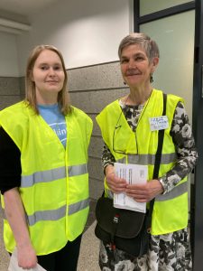 Tulevaisuuden sote-keskus -projektin projektipäällikkö Anu Markkola opasti asiakkaita yhdessä Asiakasraadin jäsenen Marja Lindholmin kanssa.