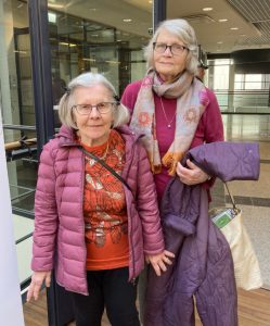 Marja Ylönen, 88, (vas.) ja Raili Kostiainen, 91, kiittelivät päivän monipuolista ohjelmaa.