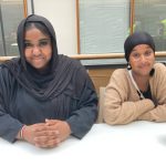 Kesätöitä ahkerasti etsivät lukiolaiset Mozan Mohammed (vas.) ja Suad Dirie (molemmat kuvassa) sekä Aasiya Abdulle ja Yasmine Bonnekter toimivat vapaaehtoisina tulkkeina.
