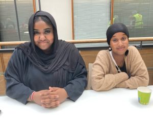 Kesätöitä ahkerasti etsivät lukiolaiset Mozan Mohammed (vas.) ja Suad Dirie (molemmat kuvassa) sekä Aasiya Abdulle ja Yasmine Bonnekter toimivat vapaaehtoisina tulkkeina.