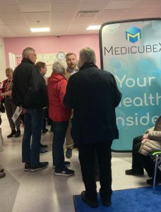 MedicubeX-itsemittauspisteen kokeiluun kertyi yli tunnin jono. Se kiinnosti etenkin työikäisiä. Toimitusjohtaja Vili Kostamo (keskellä kameraan päin) vastaili kysymyksiin.