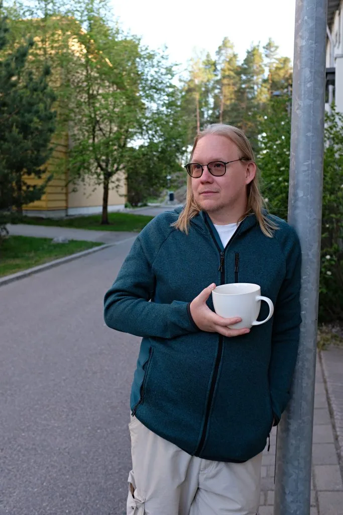 Esa Ruoho kotikujallaan Inkiväärikujalla, jonka mukaan myös Alley-levyn aloitusraita Ginger Alley on nimetty. Kuva: Teemu Niskanen