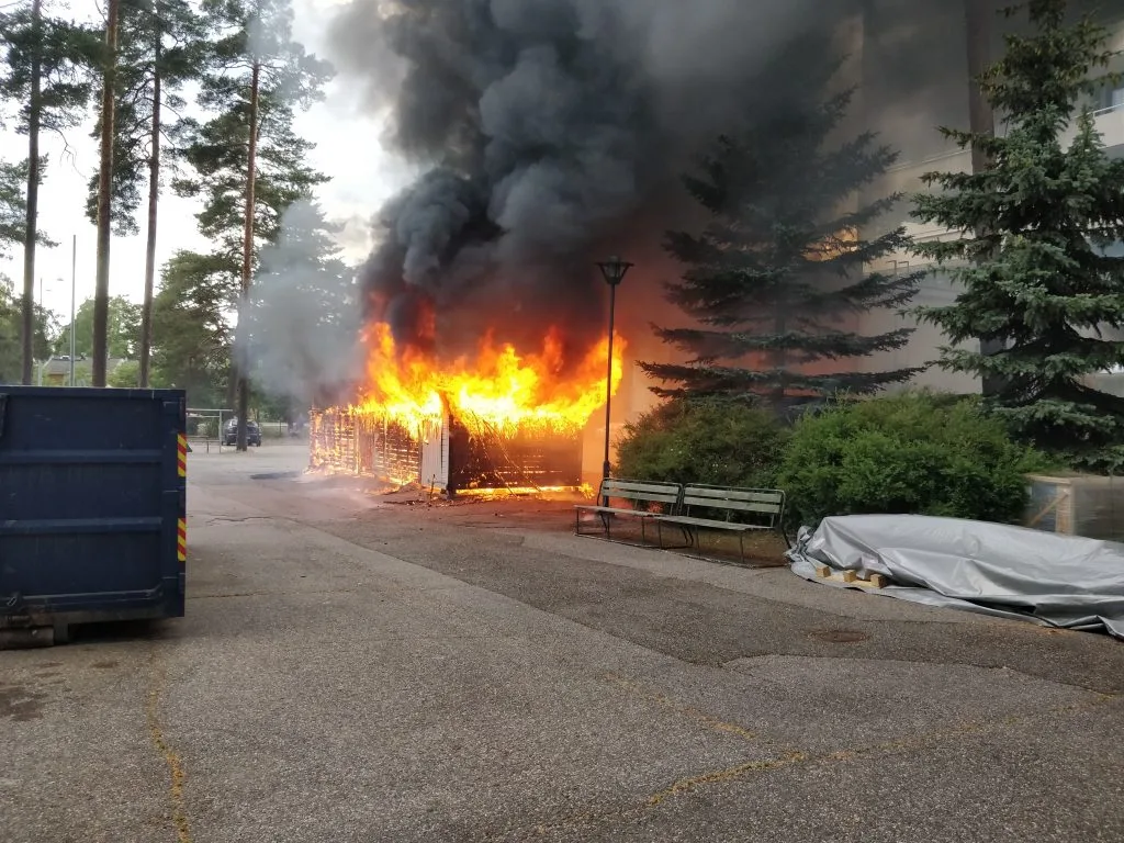 Palosta syntyi sankkaa savua.
