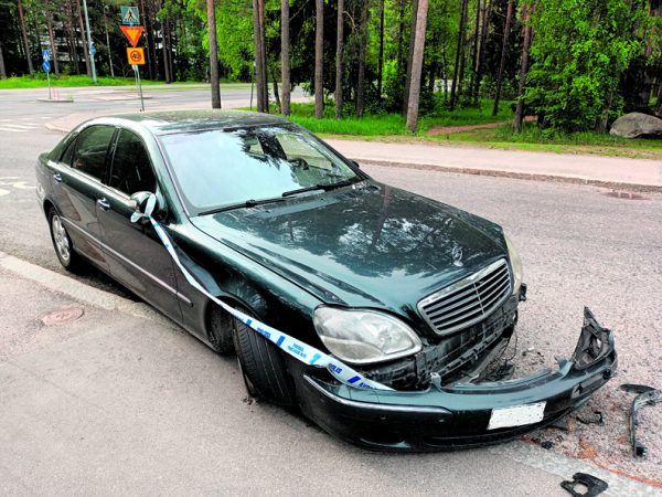 Auto oli kolaroinut tiistaina 30.5. päiväsaikaan ilmeisesti Purjetien ja Kallvikintien risteyksen tienoilla, jossa auto oli.