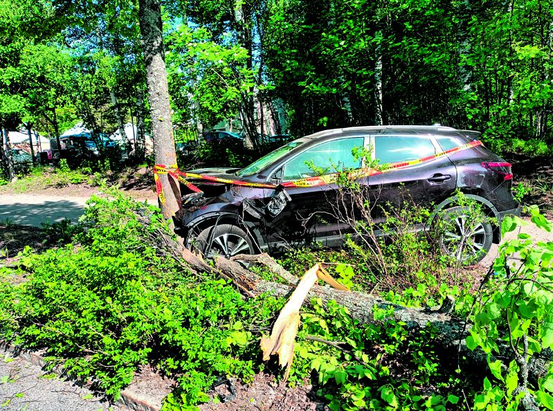 Lauantaina 3.6. aamulla noin kello 7 aikaan rysäytti henkilöauto päin tien varren puita Merilahden peruskoulun Kallahden toimipisteen luona Meri-Rastilan tiellä. Vauhti oli lievässä kaarteessa ilmeisesti ollut melkoinen, sillä kadun ja jalkakäytävän välissä olleita paksuja puita oli törmäyksessä kaatunut auton romuttuessa pahoin. Paikalla oli pelastuslaitoksen paloauto, ambulanssi ja poliisi ulosajoa selvittämässä.