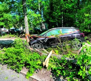 Lauantaina 3.6. aamulla noin kello 7 aikaan rysäytti henkilöauto päin tien varren puita Merilahden peruskoulun Kallahden toimipisteen luona Meri-Rastilan tiellä. Vauhti oli lievässä kaarteessa ilmeisesti ollut melkoinen, sillä kadun ja jalkakäytävän välissä olleita paksuja puita oli törmäyksessä kaatunut auton romuttuessa pahoin. Paikalla oli pelastuslaitoksen paloauto, ambulanssi ja poliisi ulosajoa selvittämässä.