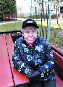 Raija-Liisa Mäkelä kotinsa pihalla Rastilankalliossa. Hänet pitää virkeänä päivittäiset kävelylenkit.