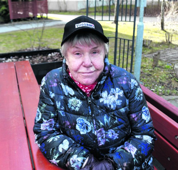 Raija-Liisa Mäkelä kotinsa pihalla Rastilankalliossa. Hänet pitää virkeänä päivittäiset kävelylenkit.
