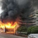 Ruohonleikkurista alkanut roskakatoksen palo savutti Satamasaarentiellä