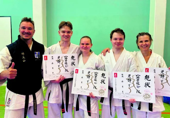 Helsingin Shukokain uudet dan-arvot päävalmentaja Jarmo Rajalan rinnalla. Juuso Hellberg, Mira Kokkonen, Eetu Hellberg, Satu Rajala.