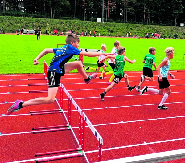 11-vuotiaiden poikien 60 metrin aitajuoksussa riitti osallistujia.