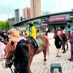 Visit Vuosaari Weekendiä vietettiin lauantaina 26.8. myös kauppakeskus Columbuksessa. Pihalla jonotettiin poniratsastukseen ja sisällä lapsilla oli mahdollisuus osallistua monenlaisiin maksuttomiin peleihin, glitter-kasvomaalaukseen ja katsoa taikurin temppuilua.