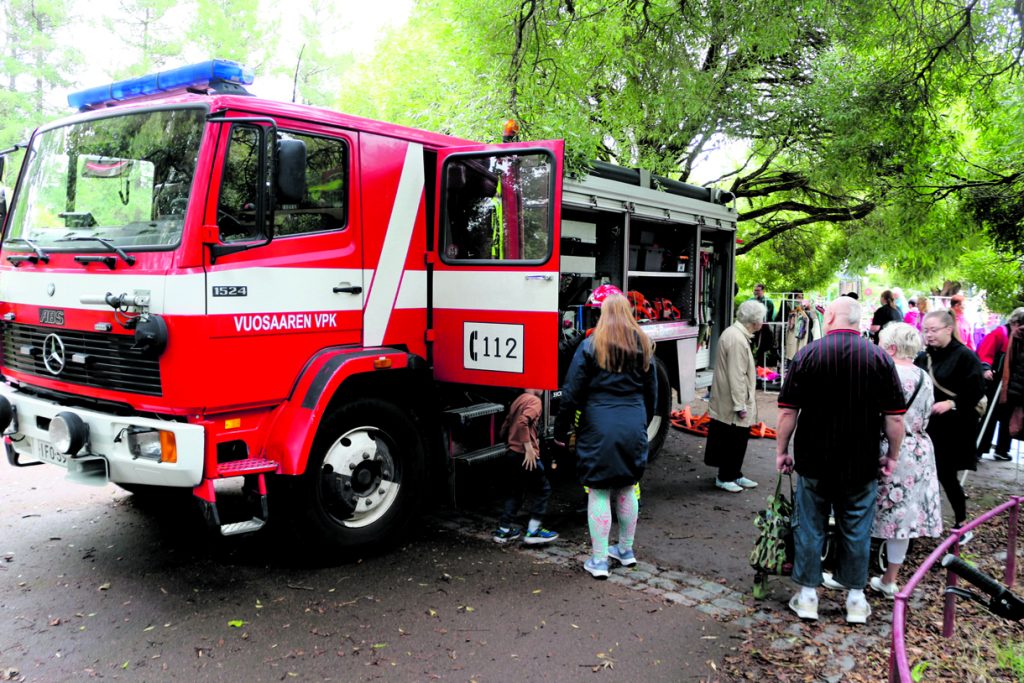 Vuosaaren VPK antoi sammutusoppia Elojuhliin osallistuneille ja esitteli omaa paloautoaan.