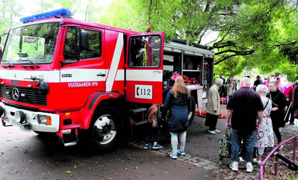 Vuosaaren VPK antoi sammutusoppia Elojuhliin osallistuneille ja esitteli omaa paloautoaan.