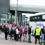 Bussit täyttyivät laivoihin ja VR:n veturiin tutustujista. Väkeä oli paljon ja aivan kaikki eivät ehtineet mukaan päivän lähtöihin.