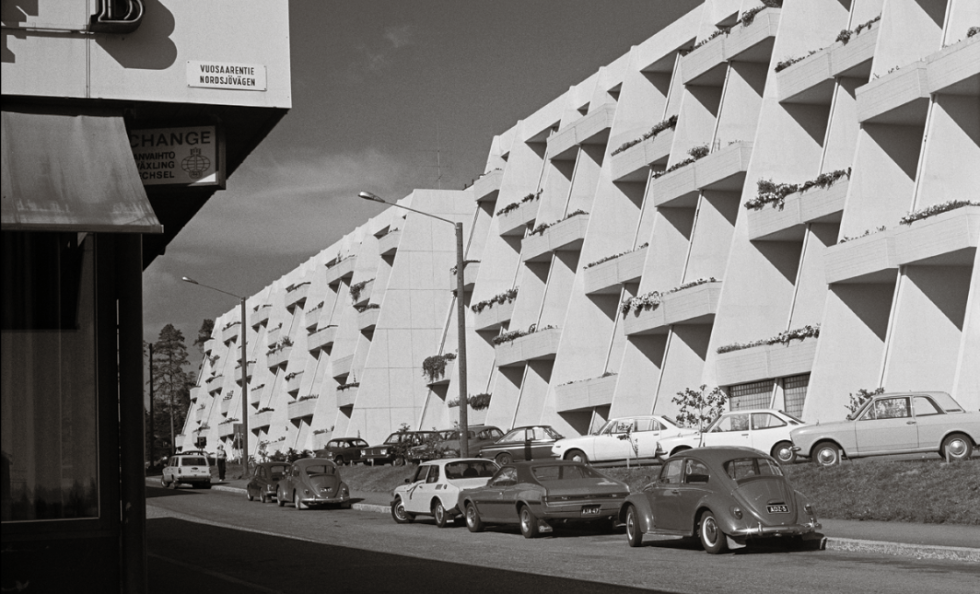 Ulappasaarentien ja Vuosaarentien risteys vuonna 1974. Oikealla terassitalot, vasemmalla Vuokeskuksen ostari, joka myös Raken ostarina tunnettiin. Kuva: Laszlo Lelkes / Helsingin kaupunginmuseo