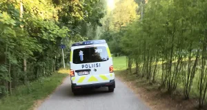 Poliisi etsi suurella joukolla epäiltyjä sunnuntai-iltana 20.8. Tässä etsinnöissä auttanut partio Vuosaaren Puistopolulla.