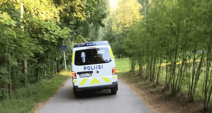 Poliisi etsi suurella joukolla epäiltyjä sunnuntai-iltana 20.8. Tässä etsinnöissä auttanut partio Vuosaaren Puistopolulla.