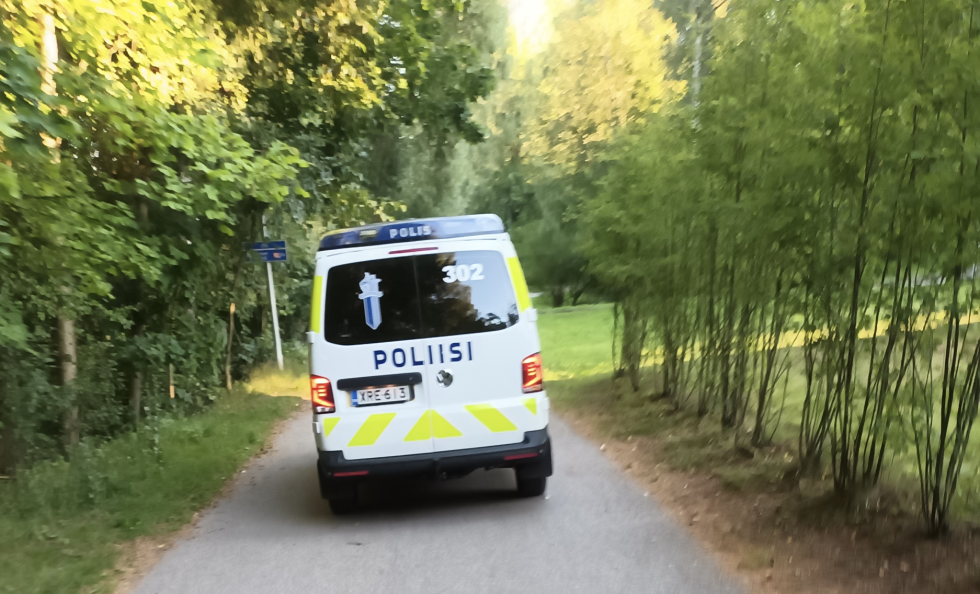Poliisi etsi suurella joukolla epäiltyjä sunnuntai-iltana 20.8. Tässä etsinnöissä auttanut partio Vuosaaren Puistopolulla.