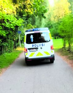 Poliisi etsi suurella joukolla epäiltyjä sunnuntai-iltana 20.8. Tässä etsinnöissä auttanut partio Vuosaaren Puistopolulla.