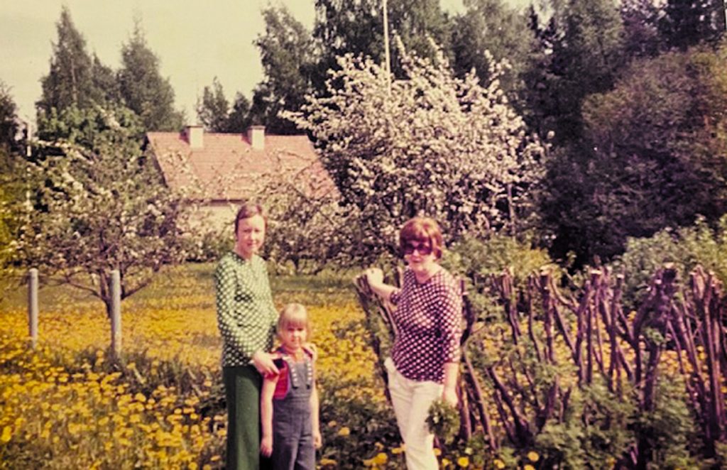 Rastilan leirintäaluetta 1960- ja 1970-lukujen vaihteessa. Kuvassa vasemmalta Sisko Wåhrström siskonsa tyttären ja äitinsä kanssa. Kuva: Sisko Wåhrström