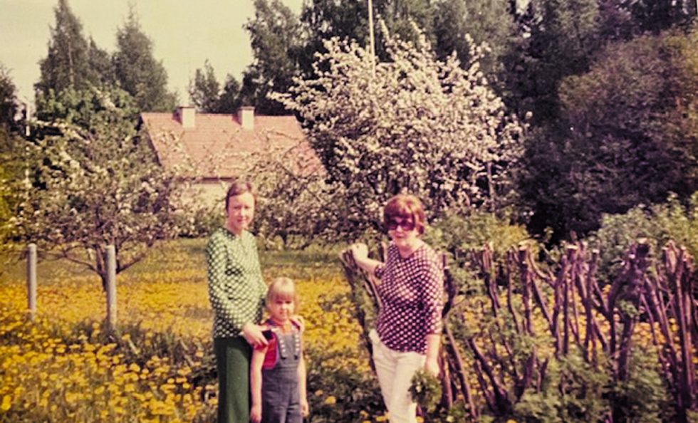 Rastilan leirintäaluetta 1960- ja 1970-lukujen vaihteessa. Kuvassa vasemmalta Sisko Wåhrström siskonsa tyttären ja äitinsä kanssa. Kuva: Sisko Wåhrström