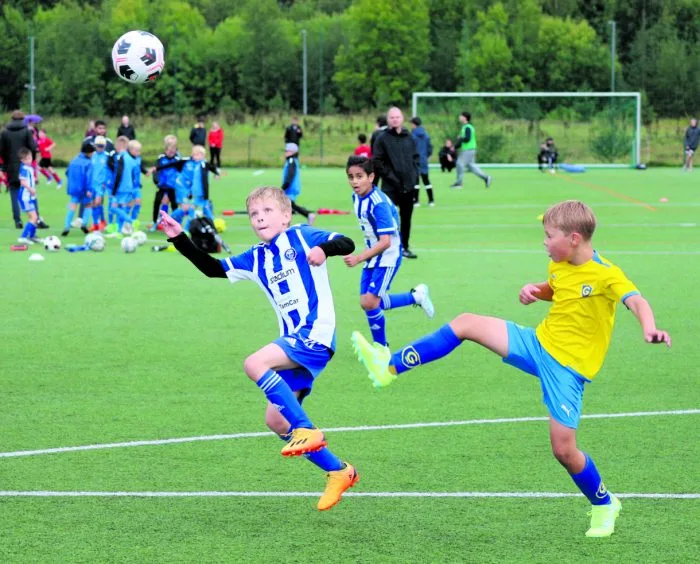 FC Viikingit järjesti viikonvaiheessa 26.–27.8. Kartanon liikuntapuiston kentillä suuren Syysfestivaalit -jalkapalloturnauksen. Turnaukseen osallistui 81 joukkuetta ja noin 800 pelaajaa. Kaukaisimmat vieraat tulivat tällä kertaa Mikkelistä. Kuvassa HJK:n ja Gnistanin vuonna 2014 syntyneiden poikien ottelu, joka päättyi Gnistanin voittoon. Kuva: Eero Honkanen