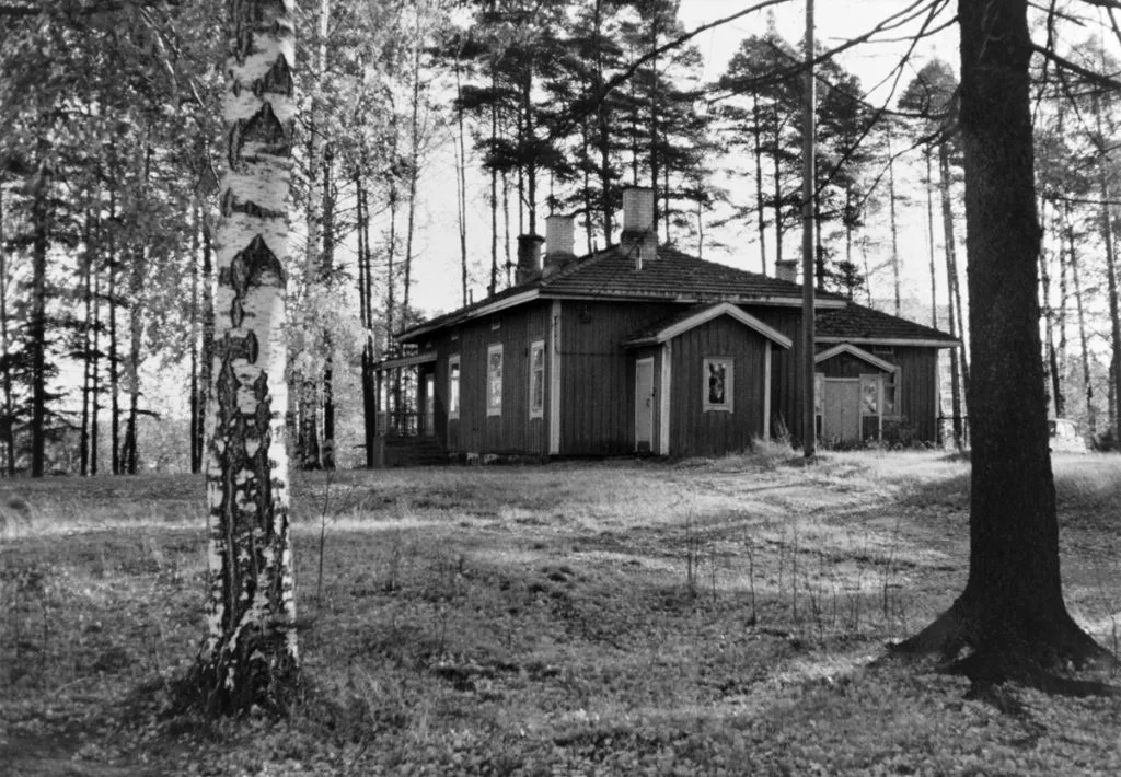 Kuvassa entisen Marielundin tilan päärakennus nykyisen Satamasaarentie 7:n kohdilla. Se toimi muun muassa Nordsjön kartanon ja Sasekan tehtaan työntekijöiden asuntona. Nyt sen paikalla on Vuosaaren kirkko. Kuva on otettu 1960- ja 1970-lukujen vaihteessa. Kuva: Helsingin kaupunginmuseo