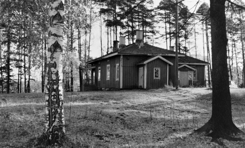 Kuvassa entisen Marielundin tilan päärakennus nykyisen Satamasaarentie 7:n kohdilla. Se toimi muun muassa Nordsjön kartanon ja Sasekan tehtaan työntekijöiden asuntona. Nyt sen paikalla on Vuosaaren kirkko. Kuva on otettu 1960- ja 1970-lukujen vaihteessa. Kuva: Helsingin kaupunginmuseo