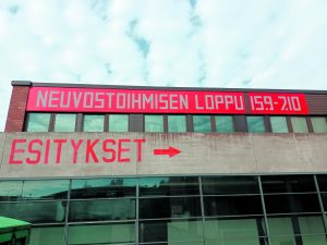 Neuvostoihmisen loppua on esitetty Vuosaaressa 74 kertaa täysille katsomoille. Nyt esitys lähtee Tampereen Teatterikesään.