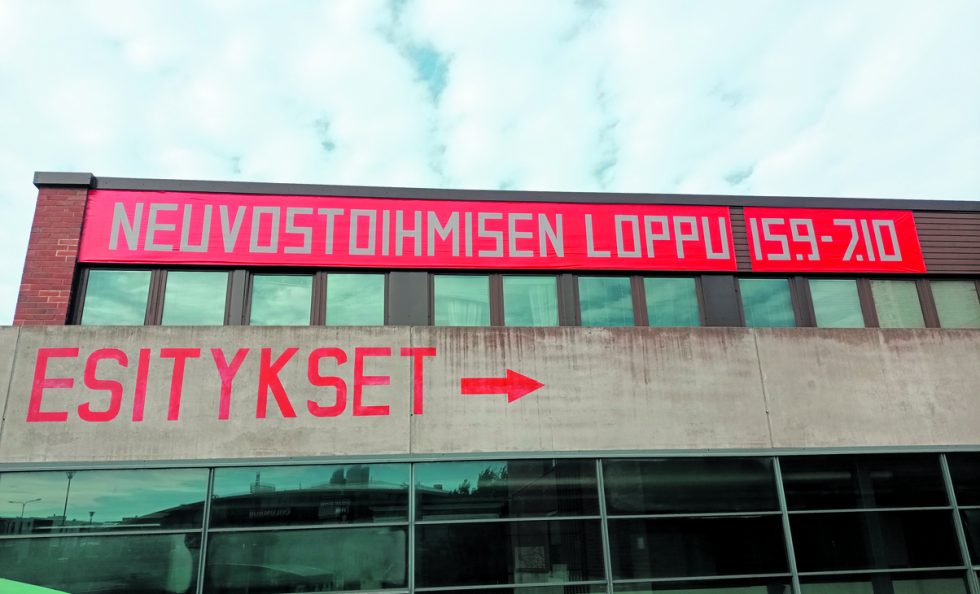 Neuvostoihmisen loppua on esitetty Vuosaaressa 74 kertaa täysille katsomoille. Nyt esitys lähtee Tampereen Teatterikesään.