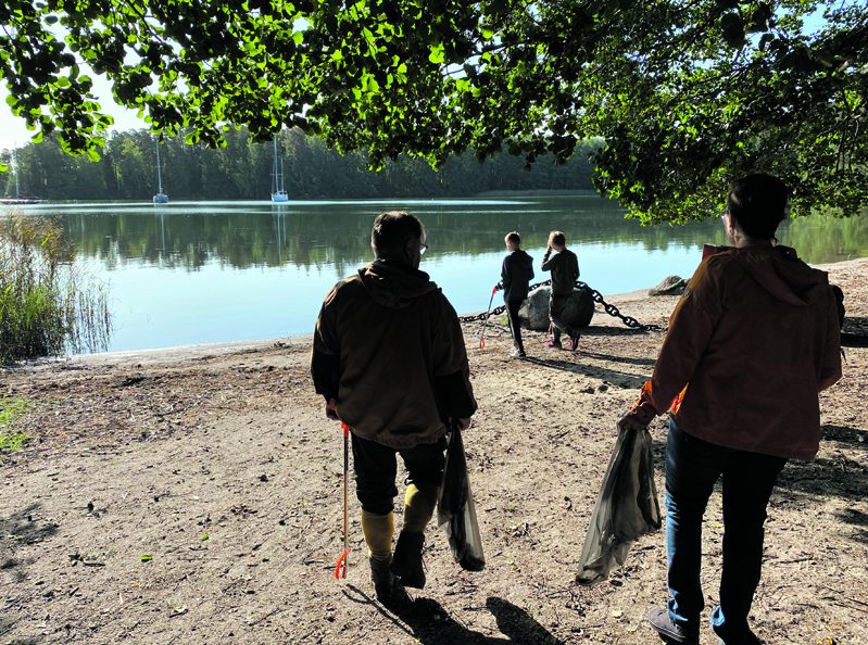 Pormestari Juhana Vartiainen osallistui torstaina 7.9. Merilahden koululaisten roskienkeruutapahtumaan Itämeren hyväksi. Kuva: Helsingin kaupunki