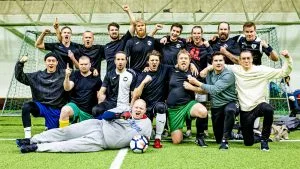 Pääosin nykyisistä ja entisistä vuosaarelaisista koostuva FC Kara ennen sarjakauden 2023 finaalipeliä, joka miteltiin lauantaina 14.10. Talin hallissa. Kuva: Roope Musto