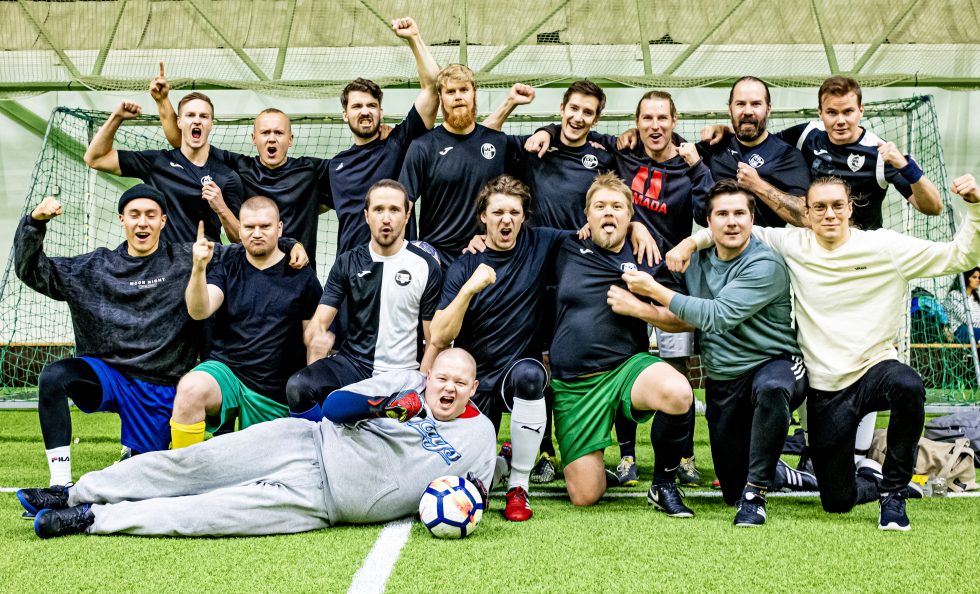 Pääosin nykyisistä ja entisistä vuosaarelaisista koostuva FC Kara ennen sarjakauden 2023 finaalipeliä, joka miteltiin lauantaina 14.10. Talin hallissa. Kuva: Roope Musto