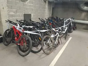 Asunnosta löydettyjä varastettuja pyöriä.