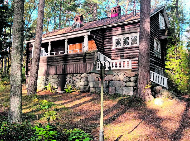 Hirsinen Villa Achille on Kallvikinniemen juuressa. Se on rakennettu 1910-luvulla.
