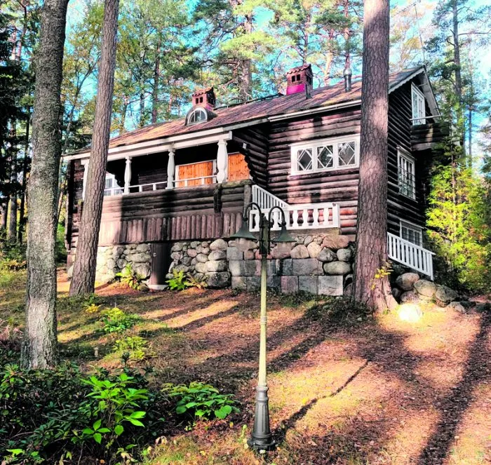 Hirsinen Villa Achille on Kallvikinniemen juuressa. Se on rakennettu 1910-luvulla.