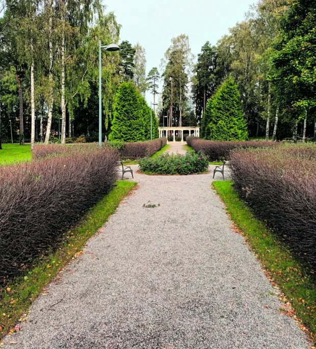 Sama puisto noin 100 vuotta myöhemmin. Joonialainen pylväikkö on yhä pystyssä.